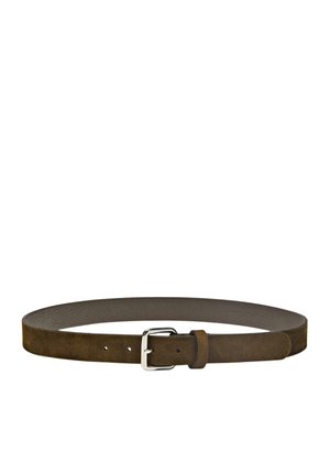 Bruine suede riem met een gladde afwerking, voorzien van een zilveren metalen gesp en een band met meerdere verstelgaten.