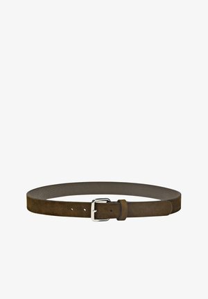 Bruine suede riem met een gladde afwerking, voorzien van een zilveren metalen gesp en een band met meerdere verstelgaten.