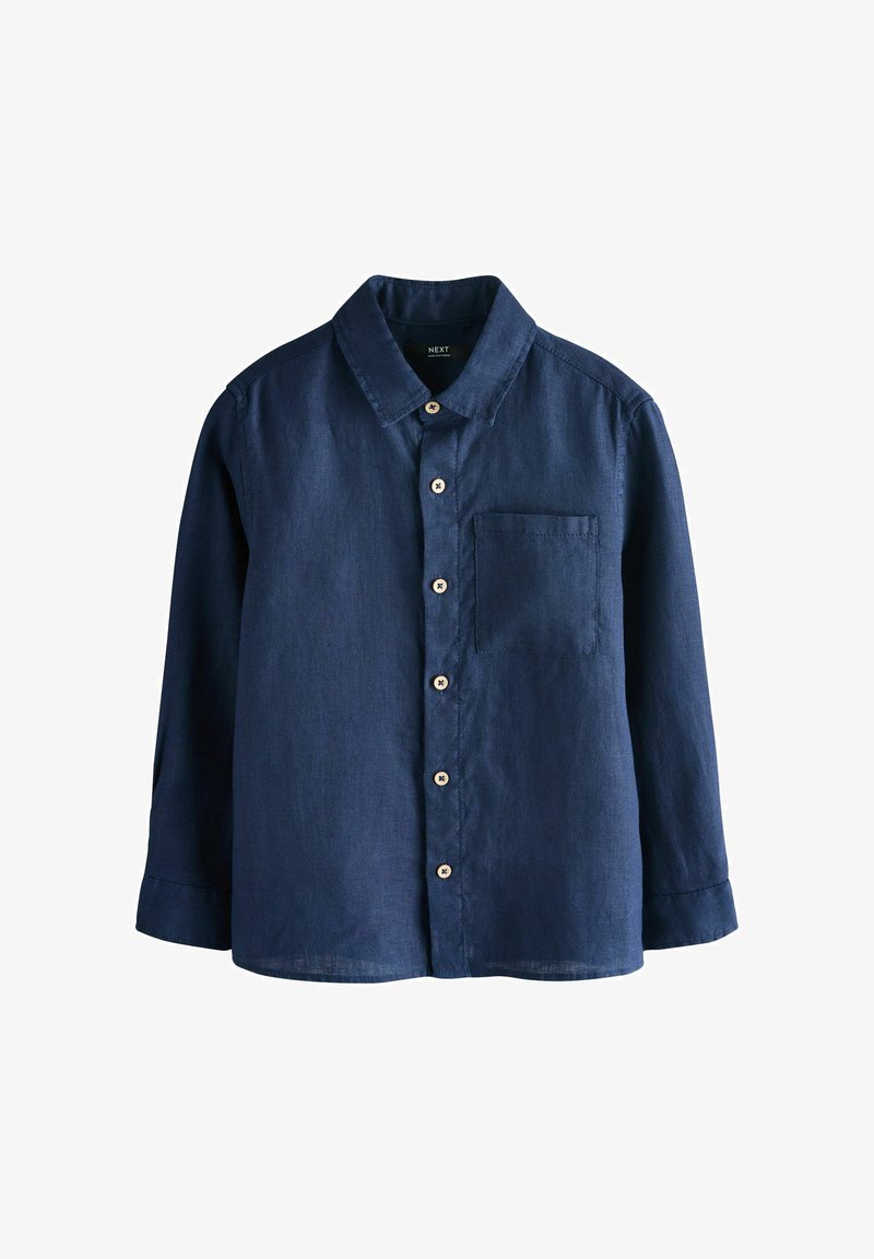 Marineblaues, langärmeliges Hemd mit Knopfleiste, Kragen und Brusttasche, flach auf einem weißen Hintergrund ausgelegt.