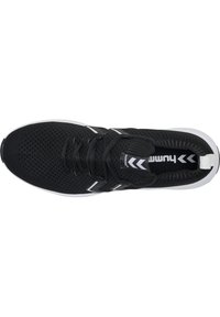 Svart idrottssko med en ventilerande mesh-övre, syntetiska accenter, vit sula och snörning, med logotyp och mönsterdetaljer på tungan.