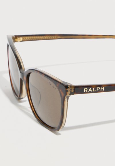 Καφέ ορθογώνια γυαλιά ηλίου με σχέδιο χελώνας, σκούρους φακούς και λογότυπο "RALPH" στα πλαϊνά και στην γωνία του φακού.