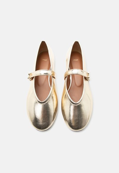 Paire de chaussures plates Mary Jane dorées métalliques avec bouts arrondis et brides à la cheville, vues de dessus sur fond blanc.