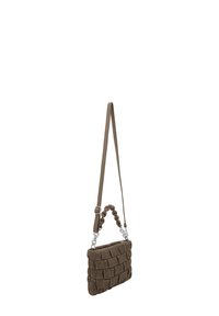 Brun vævet crossbody taske lavet af struktureret materiale, med et flettet håndtag, justerbar rem og hardware i sølvfarve.