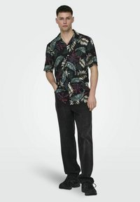 Only & Sons NORMAL GESCHNITTEN RESORT KRAGEN - Camisa - black
