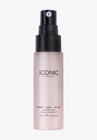 Flacon pulvérisateur translucide rose de 30 ml avec un bouchon noir. L'étiquette indique "ICONIC LONDON", "PREP - SET - BLUR" et "SETTING MIST".