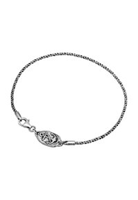 Silver snodd armband med dekorativ lås som har en graverad ankardesign. Slät metallyta, lättviktig och enkel design.