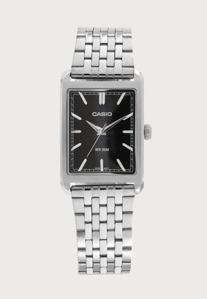 Strieborné hodinky Casio s obdĺžnikovým čiernym ciferníkom, striebornými hodinovými značkami a ručičkami, kovovým pásikom, vodeodolné do 50 metrov.