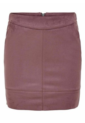 Mini-jupe violette en suédine synthétique avec coutures sur le panneau avant et une petite fermeture éclair à l’arrière de la ceinture.