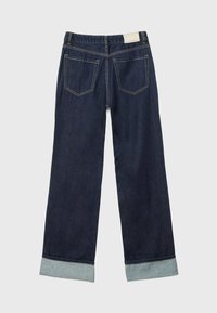 Temno modri kavbojki z širokimi hlačnicami, s priterjanimi robovi iz svetlejšega denima, dizajn s petimi žepi in oznako prišito na zadnjem pasu.