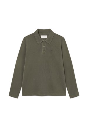 Langærmet olivengrøn polo med klassisk krave, to knapper og subtilt broderet logo på venstre bryst.