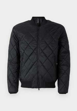 Giacca bomber nera trapuntata con chiusura zip, polsini e orlo a coste. Presenta un motivo a diamante e tasche laterali per una funzionalità aggiuntiva.