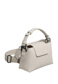 Lys beige lædertaske med rektangulær form, top-håndtag, justerbar rem, magnetlåg og sorte metalbeslag.