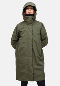 Olivengrüner wasserdichter Parka mit Kapuze, vorderem Reißverschluss, seitlichen Taschen und lockerer Passform, aus einem glatten, robusten Material gefertigt.