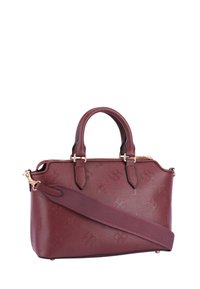 Dyb bordeaux håndtaske i tekstureret materiale med to øverste håndtag og en aftagelig skulderrem. Udstyret med hardware i guldfarve og præget logo-mønster.