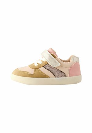 Dziecięce sneakersy w beżowym, różowym i tanowym kolorze z brokatowym wykończeniem, białymi sznurowadłami i pojedynczym beżowym rzepem na białym tle.