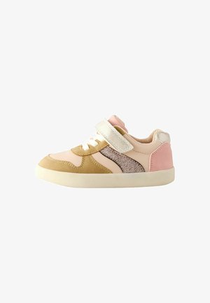 Sneaker per bambini in beige, rosa e marrone chiaro con dettagli glitterati, lacci bianchi e una singola fascia in Velcro beige su uno sfondo bianco.