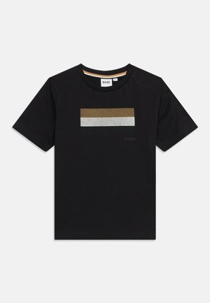 T-shirt noir à manches courtes avec des rayures horizontales marron et beige et un petit logo "BOSS" sur la poitrine.