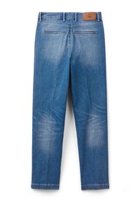 Pantaloni in denim blu con design a gamba dritta, dotati di due tasche posteriori e una patta in pelle marrone in vita. Dettagli di texture scolorita.