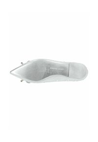 Chaussure à talon aigu en plastique transparent, avec une texture argentée, un design épuré et une semelle texturée présentant des rainures horizontales et de petites décorations.