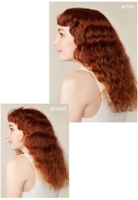 Deux images de profil latéral des cheveux : la "Avant" montre des cheveux roux frisés et ondulés ; la "Après" affiche des boucles lisses et définies avec une couleur riche.