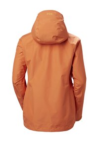 Chaqueta impermeable naranja con capucha, fabricada con un material suave y ligero. Presenta un diseño minimalista y un logo en la parte posterior de la capucha.
