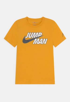 Camiseta amarilla de manga corta con el texto "JUMP MAN" y un gran logo negro de Nike swoosh en el frente.