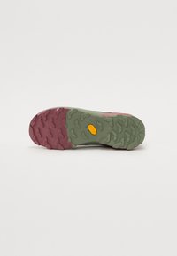 Vibram padas su žalia ir bordo spalvų schema, turintis tekstūruotą protektorių. Sukurtas sukibimui ir stabilumui.