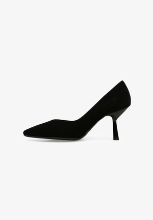Scarpa nera in suede con tacco alto, punta affilata e tacco a stiletto sottile. Tessuto liscio con una silhouette elegante, elementi di design minimali.