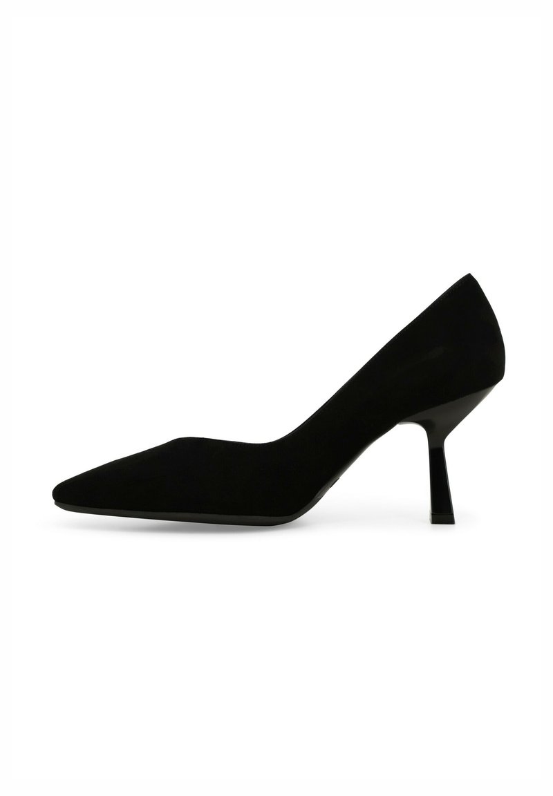 Scarpa nera in suede con tacco alto, punta affilata e tacco a stiletto sottile. Tessuto liscio con una silhouette elegante, elementi di design minimali.