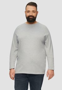 Helles graues Sweatshirt mit langen Ärmeln, Rundhalsausschnitt und lockerer Passform, aus weichem Stoff gefertigt, mit gerippten Abschlüssen und geradem Saum.