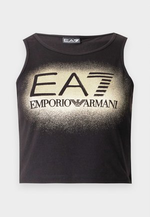 Juodas rankovių apkarpytas viršus iš lygaus medvilnės audinio su auksinio gradiento logotipu "EA7 EMPORIO ARMANI", ryškiai matomu centre.