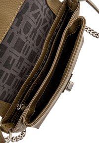 Borsa a tracolla in pelle verde con finitura testurizzata. L'interno presenta una foderatura nera e svariati scomparti. Hardware in argento visibile alla chiusura.