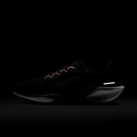 Sneaker atletico nero con tomaia testurizzata, dettagli riflettenti e suola bianca curva. Lacci in tonalità scure con dettagli color corallo.