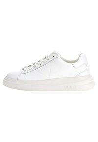 Baskets blanches en cuir avec un embout arrondi, semelle épaisse et un marquage "GUESS" bien visible. Elles présentent des lacets plats et des accents cousus.