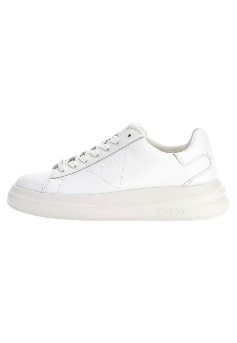 Baskets blanches en cuir avec un embout arrondi, semelle épaisse et un marquage "GUESS" bien visible. Elles présentent des lacets plats et des accents cousus.