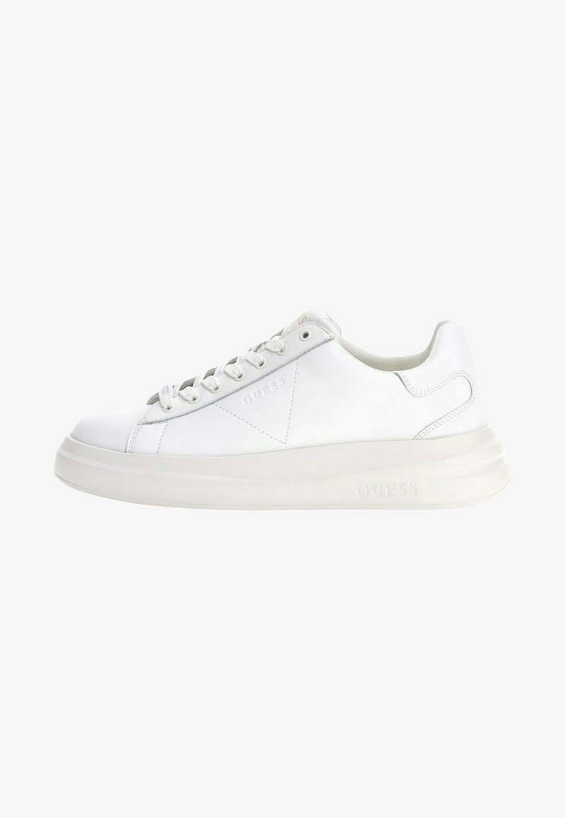 Baskets blanches en cuir avec un embout arrondi, semelle épaisse et un marquage "GUESS" bien visible. Elles présentent des lacets plats et des accents cousus.