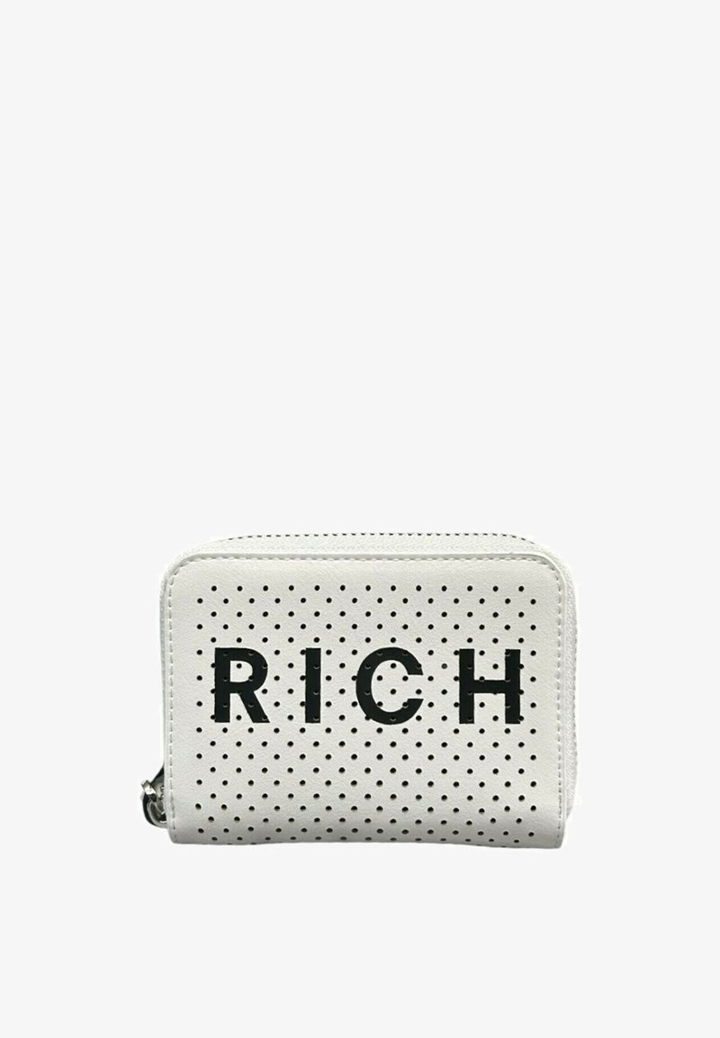 Witte geperforeerde portemonnee met zwarte tekst "RICH" op de voorkant en een ritssluiting aan de zijkant.