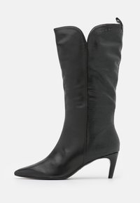 Botas negras hasta la rodilla con punta afilada, hechas de cuero suave y material sintético texturizado, con un tacón de aguja de 3 pulgadas y cierre en la parte posterior.