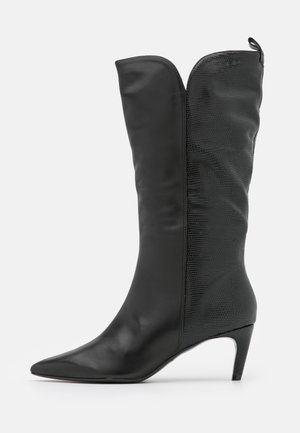 Bottes noires montantes jusqu'au genou en cuir lisse et imprimé reptile texturé, avec un bout pointu et un talon fin.