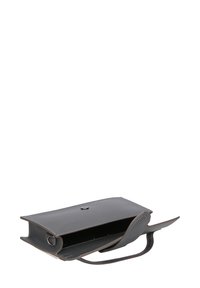 Borsa a tracolla in pelle grigia con design flat, dotata di un manico singolo, chiusura a bottone e cuciture a contrasto lungo i bordi.