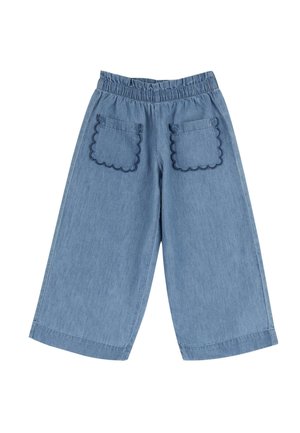 Pantalones cortos de mezclilla azul claro con cinturilla elástica, que cuentan con dos bolsillos traseros con forma de ondas.