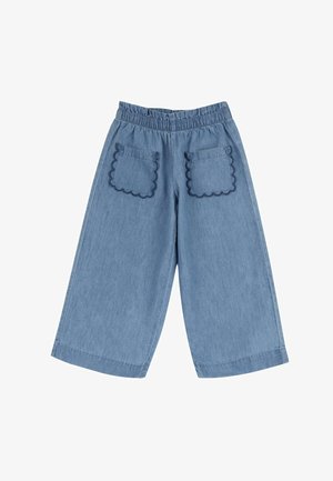 Pantalones cortos de mezclilla azul claro con cinturilla elástica, que cuentan con dos bolsillos traseros con forma de ondas.