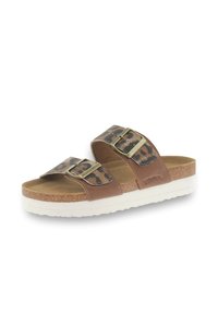 Kurken zool sandalen met bruine leren banden, voorzien van een luipaardprintontwerp en twee verstelbare metalen gespen. Witte zool.