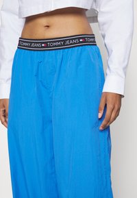 Tommy Jeans - Spodnie materiałowe