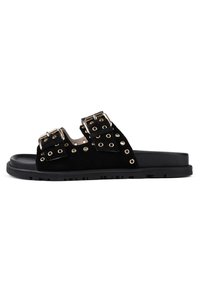 Svarta mocka sklidsandaler med guldbucklotsdetaljer, rund tå och cirkulära utskärningar på ovansidan. Tjock svart gummisula med texturerat mönster.