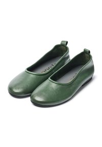 Ballerine in pelle verde con punta arrotondata, design slip-on e piccolo tacco. Caratterizzate da una texture liscia e suola in gomma nera.