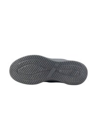 Suela de zapato deportivo negra con un patrón de agarre de goma texturizada, que presenta líneas curvas y lineales para tracción y soporte.