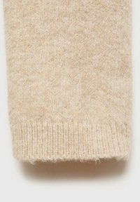 Beige uldtrøjeærme med et tekstureret strikkemønster og en ribbede kant. Stoffet ser blødt og varmt ud.