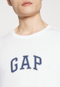 GAP NEW ARCH - Trükipildiga T-särk - optic white