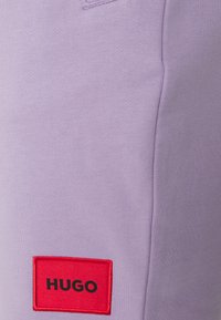 HUGO DIZ - Calças de fato de treino - light pastel purple